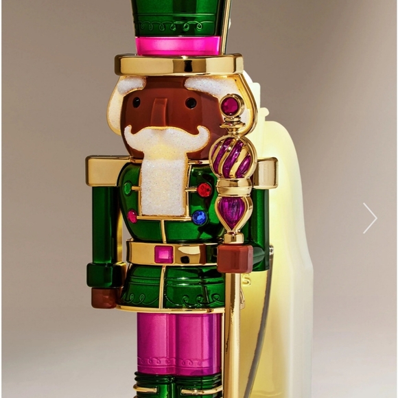 Bath & Body Works NUTCRACKER WITH CANDY CANE Wallflower Plug & Wallflower Refill - Picture 3 of 3